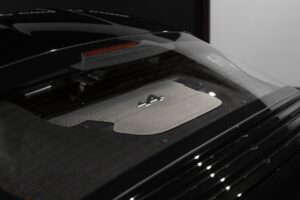 Vitre arrière avec logo décoratif – ALPINE – A110 Légende – 2019 – Noir Profond – 22 900 km – 252 ch – 4 cyclindres turbo – Transmission : Sequentielle – Origine France – Privaty Cars – Vente de voitures de sport d’occasion en Charente-Maritime