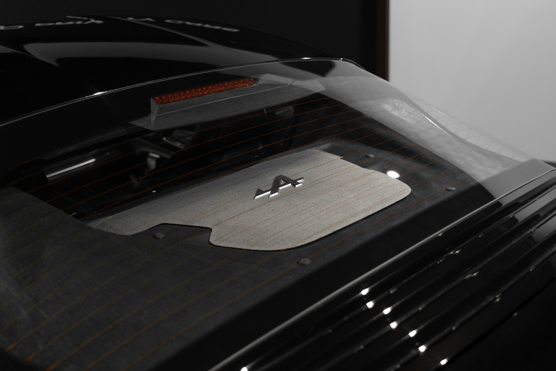 Vitre arrière avec logo décoratif – ALPINE – A110 Légende – 2019 – Noir Profond – 22 900 km – 252 ch – 4 cyclindres turbo – Transmission : Sequentielle – Origine France – Privaty Cars – Vente de voitures de sport d’occasion en Charente-Maritime