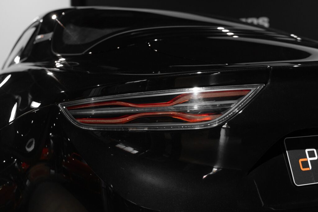 Feux arrière avec design distinctif – ALPINE – A110 Légende – 2019 – Noir Profond – 22 900 km – 252 ch – 4 cyclindres turbo – Transmission : Sequentielle – Origine France – Privaty Cars – Spécialiste des sportives d’occasion près de Poitiers