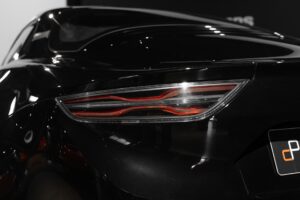 Feux arrière avec design distinctif – ALPINE – A110 Légende – 2019 – Noir Profond – 22 900 km – 252 ch – 4 cyclindres turbo – Transmission : Sequentielle – Origine France – Privaty Cars – Spécialiste des sportives d’occasion près de Poitiers