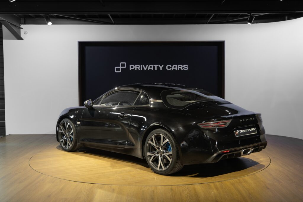 Vue arrière avec double sortie d'échappement – ALPINE – A110 Légende – 2019 – Noir Profond – 22 900 km – 252 ch – 4 cyclindres turbo – Transmission : Sequentielle – Origine France – Privaty Cars – Spécialiste indépendant Porsche, Ferrari et McLaren à 2 heures de Paris en TGV