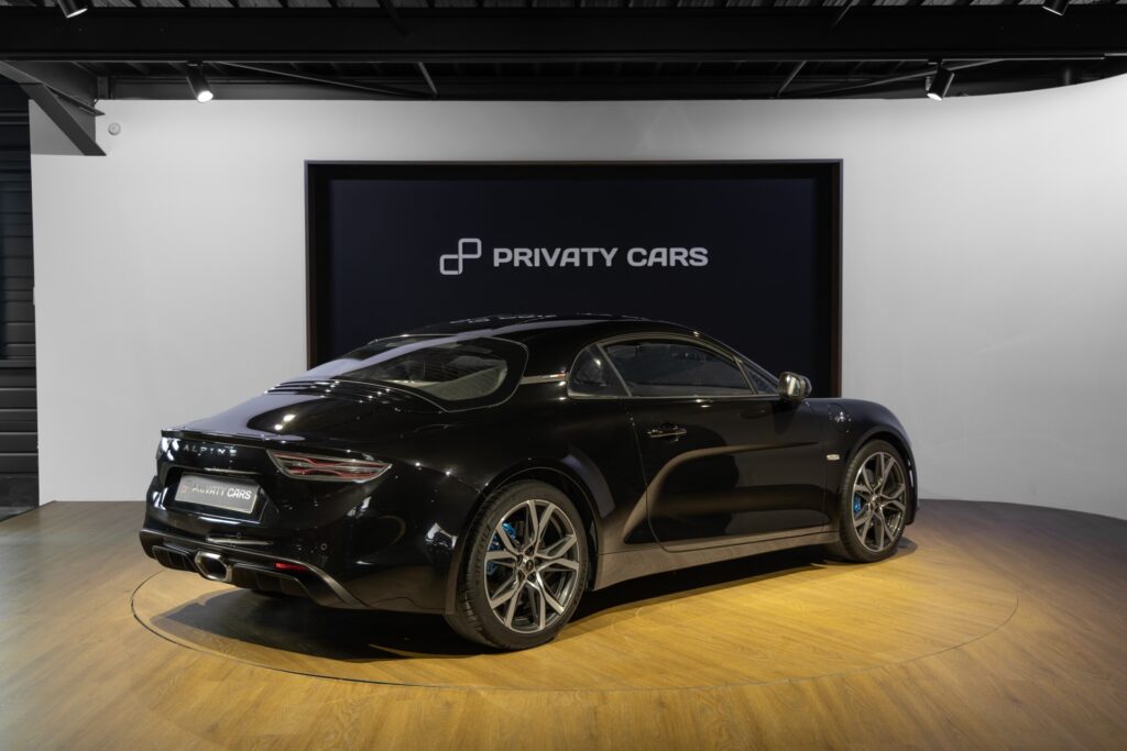 Vue arrière avec double sortie d'échappement – ALPINE – A110 Légende – 2019 – Noir Profond – 22 900 km – 252 ch – 4 cyclindres turbo – Transmission : Sequentielle – Origine France – Privaty Cars – Expert des sportives d’occasion haut de gamme en Charente-Maritime