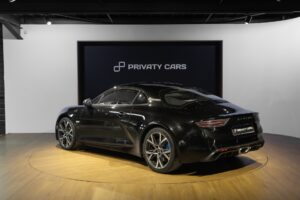 Vue arrière avec double sortie d'échappement – ALPINE – A110 Légende – 2019 – Noir Profond – 22 900 km – 252 ch – 4 cyclindres turbo – Transmission : Sequentielle – Origine France – Privaty Cars – Spécialiste indépendant Porsche, Ferrari et McLaren à 2 heures de Paris en TGV