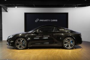 Vue latérale avec jantes sportives – ALPINE – A110 Légende – 2019 – Noir Profond – 22 900 km – 252 ch – 4 cyclindres turbo – Transmission : Sequentielle – Origine France – Privaty Cars – Estimation et rachat de véhicules haut de gamme en Nouvelle-Aquitaine
