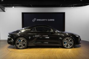 Vue latérale avec jantes sportives – ALPINE – A110 Légende – 2019 – Noir Profond – 22 900 km – 252 ch – 4 cyclindres turbo – Transmission : Sequentielle – Origine France – Privaty Cars – Expert des sportives d’occasion haut de gamme en Charente-Maritime
