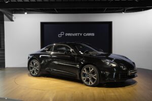 Vue latérale avec jantes sportives – ALPINE – A110 Légende – 2019 – Noir Profond – 22 900 km – 252 ch – 4 cyclindres turbo – Transmission : Sequentielle – Origine France – Privaty Cars – Recherche personnalisée de voitures de sport d’occasion en Nouvelle-Aquitaine