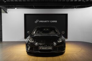 Vue avant avec phares ronds – ALPINE – A110 Légende – 2019 – Noir Profond – 22 900 km – 252 ch – 4 cyclindres turbo – Transmission : Sequentielle – Origine France – Privaty Cars – Recherche de supercars hors marché dans l’Ouest de la France