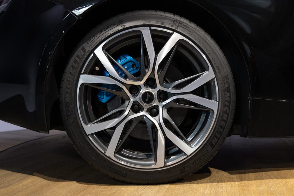 Jantes en alliage avec étriers bleus – ALPINE – A110 Légende – 2019 – Noir Profond – 22 900 km – 252 ch – 4 cyclindres turbo – Transmission : Sequentielle – Origine France – Privaty Cars – Courtage automobile pour véhicules exclusifs près de Niort