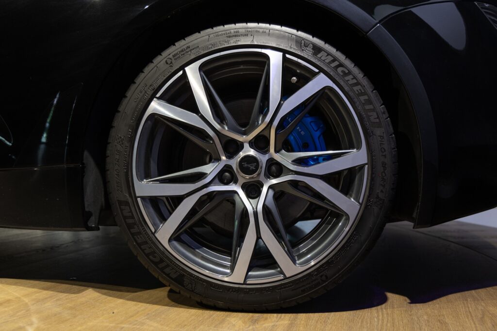 Jantes en alliage avec finition brillante – ALPINE – A110 Légende – 2019 – Noir Profond – 22 900 km – 252 ch – 4 cyclindres turbo – Transmission : Sequentielle – Origine France – Privaty Cars – Vente de supercars d’occasion près de Poitiers