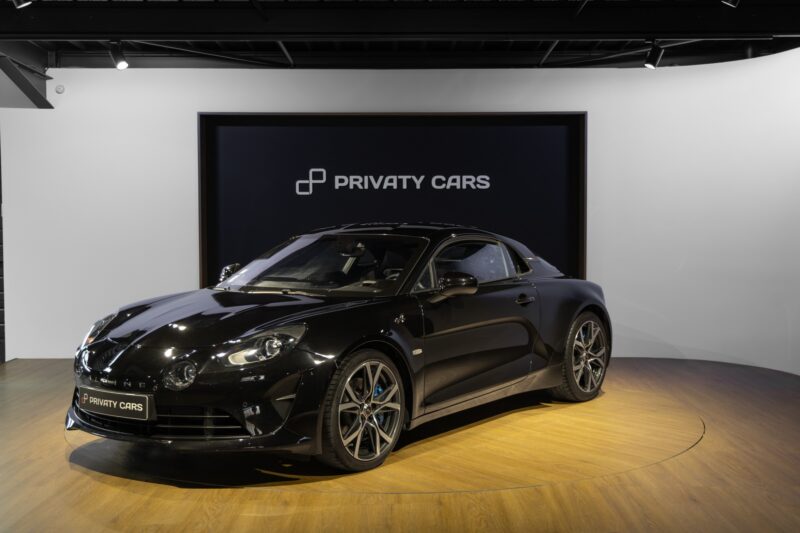 À vendre – ALPINE – A110 Légende – 2019 – Noir Profond – 22 900 km – 252 ch – 4 cyclindres turbo – Transmission : Sequentielle – Photo principale – Origine France – Privaty Cars – Négoce de véhicules GT et sportives d’exception entre Bordeaux et Nantes