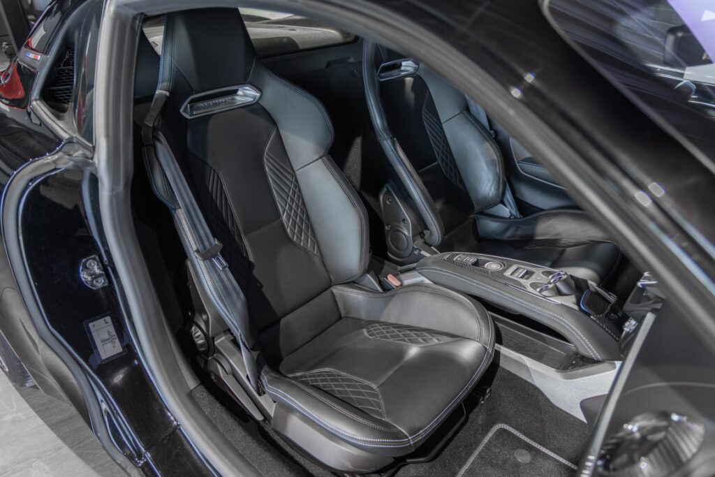 Sièges baquets en cuir – ALPINE – A110 Légende – 2019 – Noir Profond – 22 900 km – 252 ch – 4 cyclindres turbo – Transmission : Sequentielle – Origine France – Privaty Cars – Dépôt-vente de véhicules ALPINE dans l’Ouest de la France