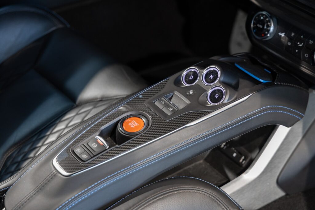 Console centrale avec boutons de commande – ALPINE – A110 Légende – 2019 – Noir Profond – 22 900 km – 252 ch – 4 cyclindres turbo – Transmission : Sequentielle – Origine France – Privaty Cars – Rachat express de supercars et hypercars à 2 heures de Paris en TGV