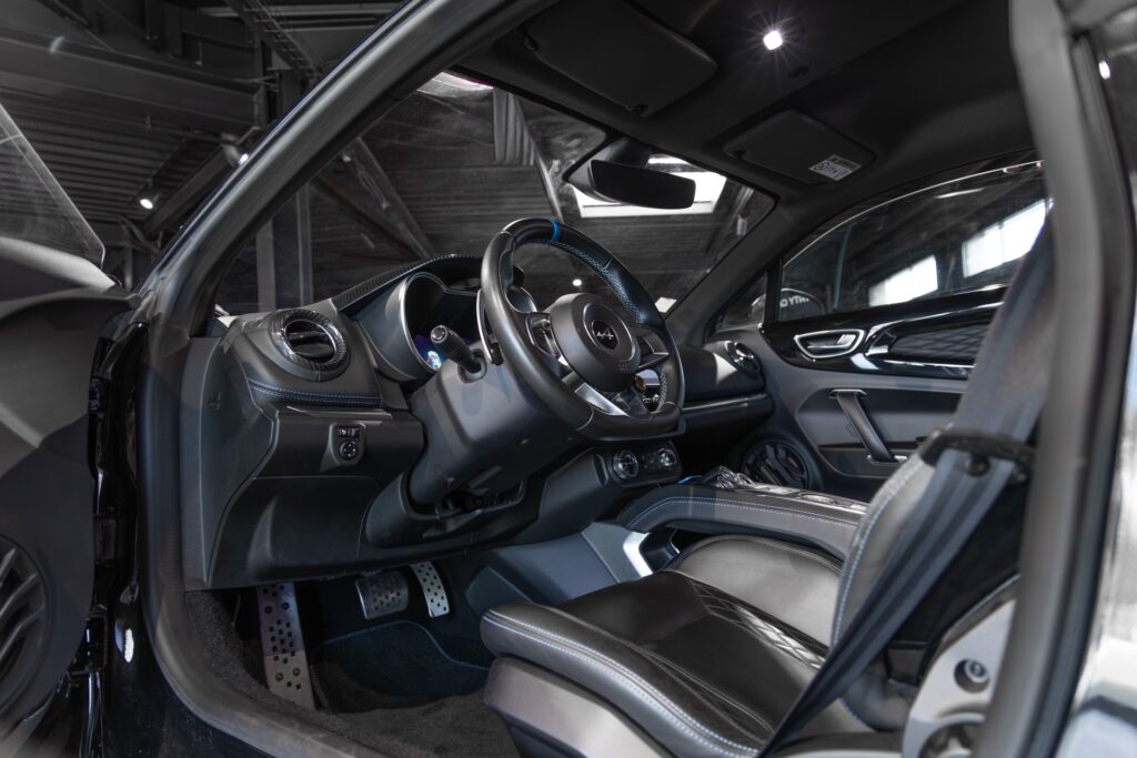 Volant sport avec commandes intégrées – ALPINE – A110 Légende – 2019 – Noir Profond – 22 900 km – 252 ch – 4 cyclindres turbo – Transmission : Sequentielle – Origine France – Privaty Cars – Spécialiste indépendant Porsche, Ferrari et McLaren près de Poitiers