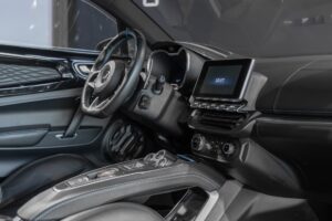 Tableau de bord avec écran central – ALPINE – A110 Légende – 2019 – Noir Profond – 22 900 km – 252 ch – 4 cyclindres turbo – Transmission : Sequentielle – Origine France – Privaty Cars – Spécialiste des sportives d’occasion entre Bordeaux et Nantes