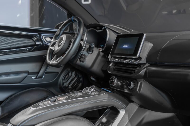 Tableau de bord avec écran central – ALPINE – A110 Légende – 2019 – Noir Profond – 22 900 km – 252 ch – 4 cyclindres turbo – Transmission : Sequentielle – Origine France – Privaty Cars – Spécialiste des sportives d’occasion entre Bordeaux et Nantes