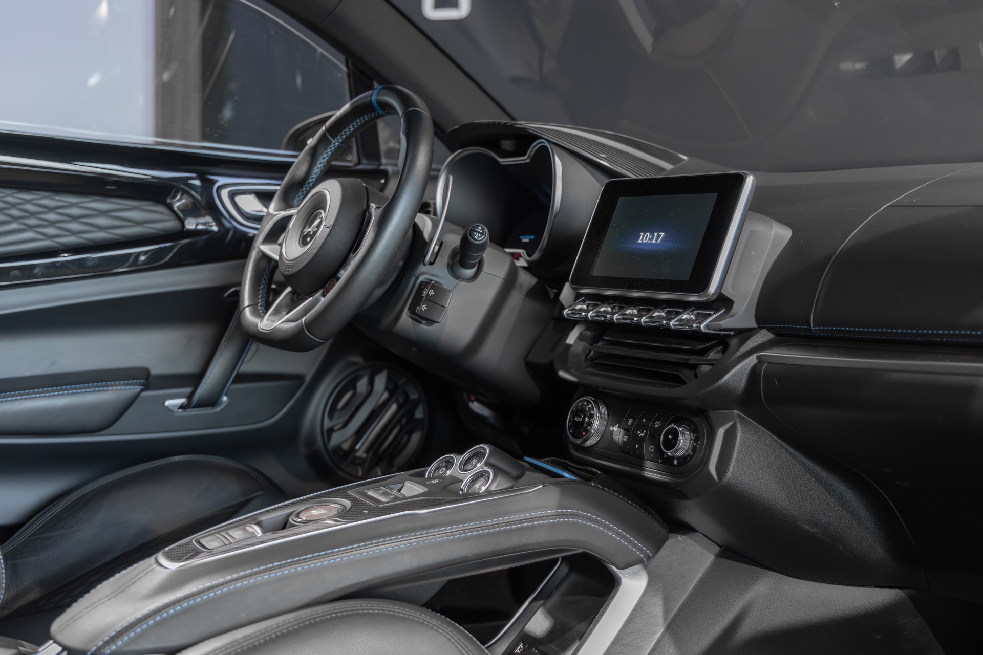 Tableau de bord avec écran central – ALPINE – A110 Légende – 2019 – Noir Profond – 22 900 km – 252 ch – 4 cyclindres turbo – Transmission : Sequentielle – Origine France – Privaty Cars – Spécialiste des sportives d’occasion entre Bordeaux et Nantes
