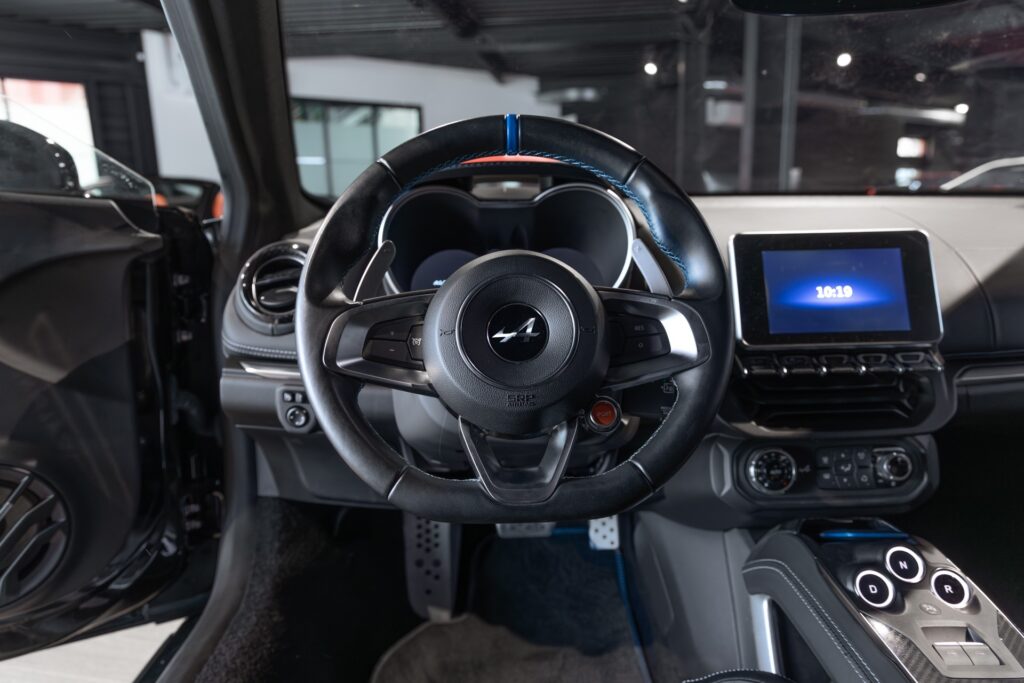 Volant – ALPINE – A110 Légende – 2019 – Noir Profond – 22 900 km – 252 ch – 4 cyclindres turbo – Transmission : Sequentielle – Origine France – Privaty Cars – Expert des modèles ALPINE dans l’Ouest de la France