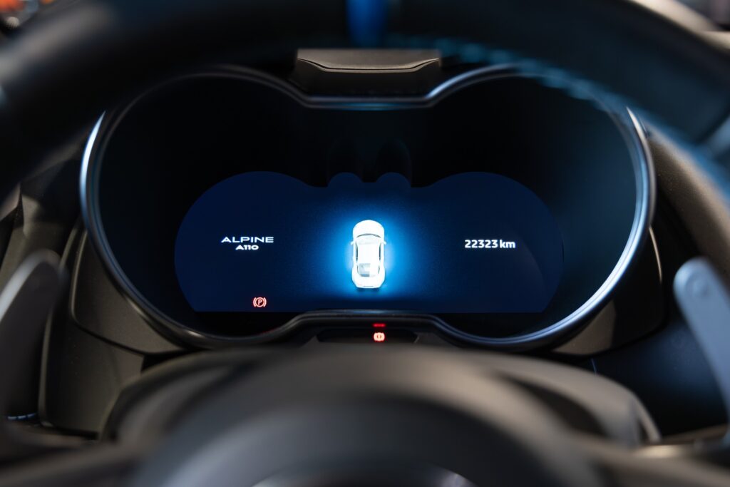 Affichage numérique avec informations de conduite – ALPINE – A110 Légende – 2019 – Noir Profond – 22 900 km – 252 ch – 4 cyclindres turbo – Transmission : Sequentielle – Origine France – Privaty Cars – Courtage automobile ALPINE en Charente-Maritime