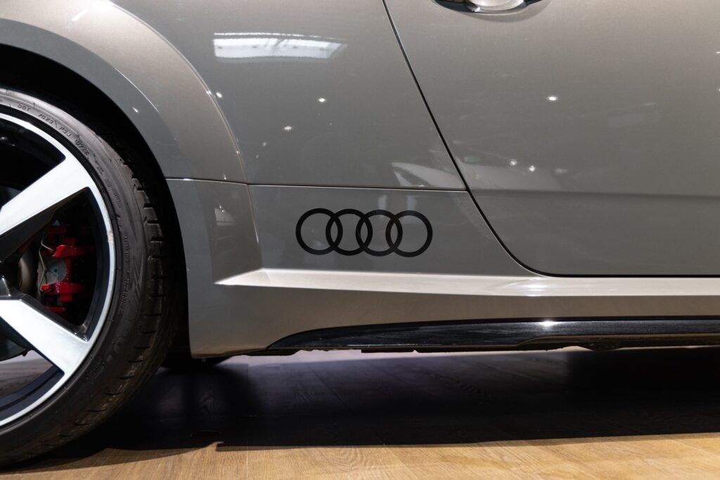 Logo sur la carrosserie – AUDI – TT – 2022 – Gris Chronos – 13 900 km – 245 ch – 4 cylindres turbo – Transmission : séquentielle – Origine France – Privaty Cars – Spécialiste des voitures de luxe d’occasion en Nouvelle-Aquitaine