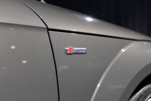 Écusson S line sur la carrosserie – AUDI – TT – 2022 – Gris Chronos – 13 900 km – 245 ch – 4 cylindres turbo – Transmission : séquentielle – Origine France – Privaty Cars – Importation de véhicules de prestige et sportifs à 2 heures de Paris en TGV