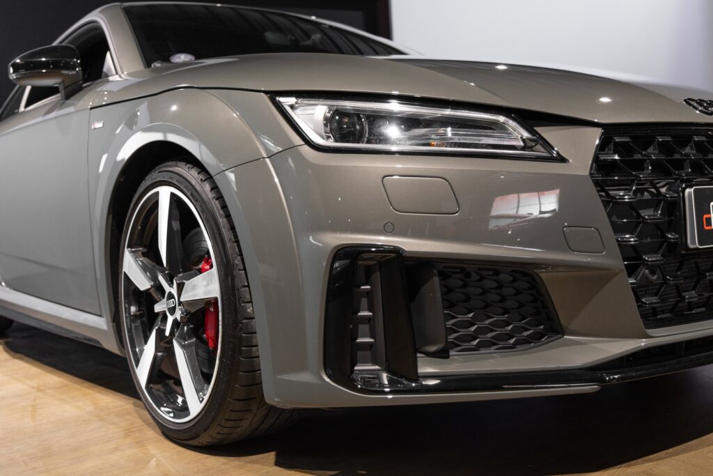 Jante alliage avec étriers rouges – AUDI – TT – 2022 – Gris Chronos – 13 900 km – 245 ch – 4 cylindres turbo – Transmission : séquentielle – Origine France – Privaty Cars – Reprise cash de voitures de luxe sans obligation d’achat proche de Nantes