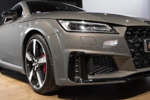 Jante alliage avec étriers rouges – AUDI – TT – 2022 – Gris Chronos – 13 900 km – 245 ch – 4 cylindres turbo – Transmission : séquentielle – Origine France – Privaty Cars – Reprise cash de voitures de luxe sans obligation d’achat proche de Nantes