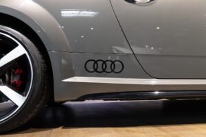 Logo sur la carrosserie – AUDI – TT – 2022 – Gris Chronos – 13 900 km – 245 ch – 4 cylindres turbo – Transmission : séquentielle – Origine France – Privaty Cars – Spécialiste des voitures de luxe d’occasion en Nouvelle-Aquitaine