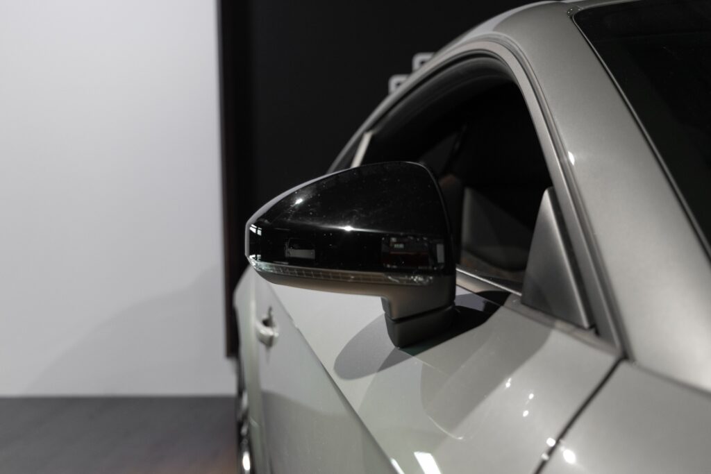 Rétroviseur latéral noir brillant – AUDI – TT – 2022 – Gris Chronos – 13 900 km – 245 ch – 4 cylindres turbo – Transmission : séquentielle – Origine France – Privaty Cars – Conciergerie automobile pour véhicules de sport entre Bordeaux et Nantes