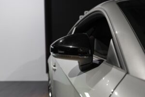 Rétroviseur latéral noir brillant – AUDI – TT – 2022 – Gris Chronos – 13 900 km – 245 ch – 4 cylindres turbo – Transmission : séquentielle – Origine France – Privaty Cars – Conciergerie automobile pour véhicules de sport entre Bordeaux et Nantes