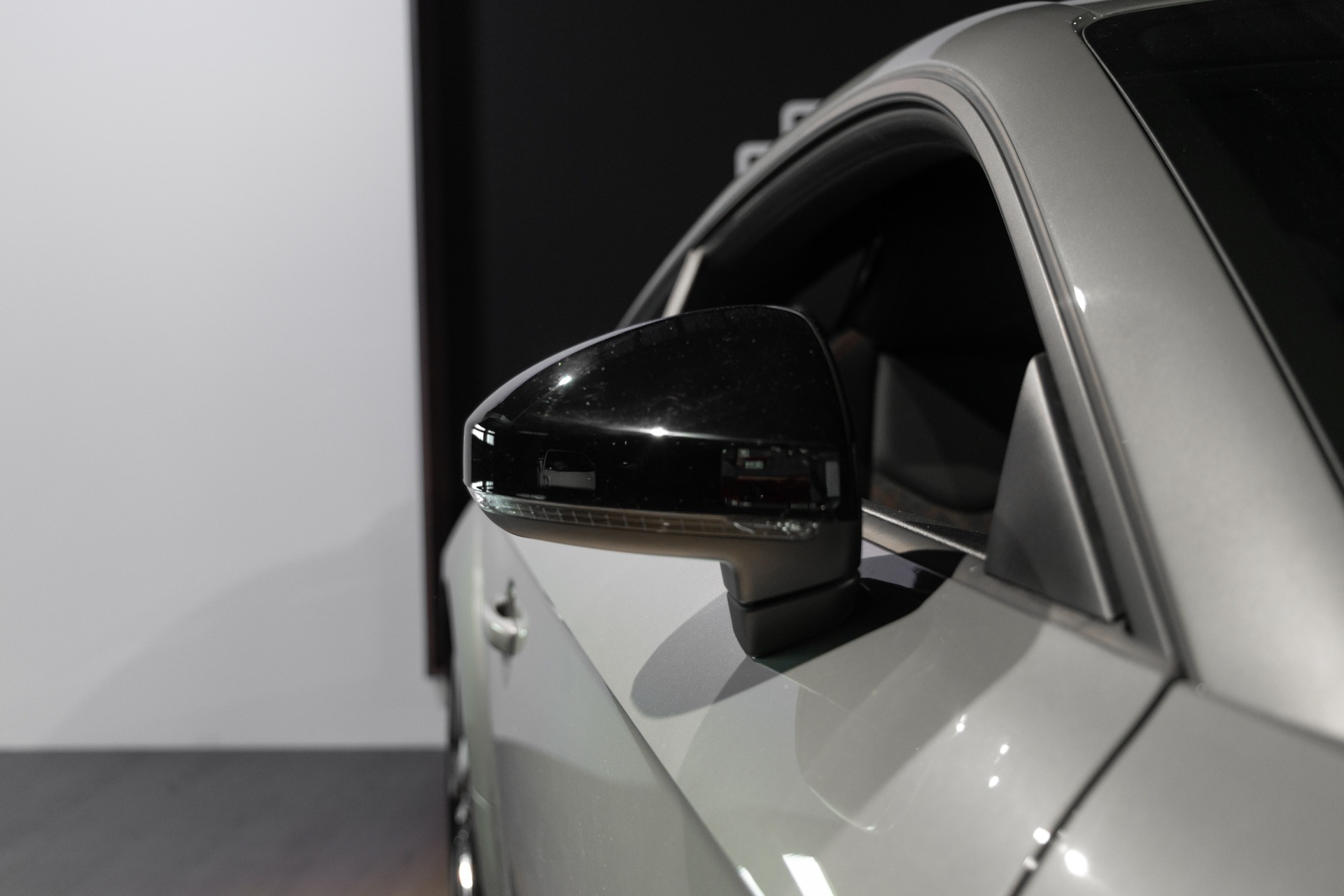 Rétroviseur latéral noir brillant – AUDI – TT – 2022 – Gris Chronos – 13 900 km – 245 ch – 4 cylindres turbo – Transmission : séquentielle – Origine France – Privaty Cars – Conciergerie automobile pour véhicules de sport entre Bordeaux et Nantes