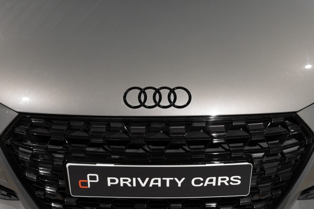 Grille avant avec logo distinctif – AUDI – TT – 2022 – Gris Chronos – 13 900 km – 245 ch – 4 cylindres turbo – Transmission : séquentielle – Origine France – Privaty Cars – Courtage automobile pour véhicules exclusifs près de Niort