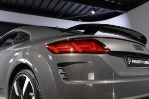 Aileron arrière avec feux LED – AUDI – TT – 2022 – Gris Chronos – 13 900 km – 245 ch – 4 cylindres turbo – Transmission : séquentielle – Origine France – Privaty Cars – Vente de voitures de prestige d’occasion entre Bordeaux et Nantes