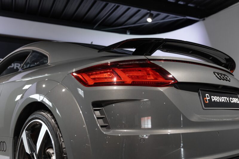 Aileron arrière avec feux LED – AUDI – TT – 2022 – Gris Chronos – 13 900 km – 245 ch – 4 cylindres turbo – Transmission : séquentielle – Origine France – Privaty Cars – Vente de voitures de prestige d’occasion entre Bordeaux et Nantes