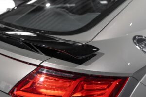 Aileron arrière en carbone – AUDI – TT – 2022 – Gris Chronos – 13 900 km – 245 ch – 4 cylindres turbo – Transmission : séquentielle – Origine France – Privaty Cars – Rachat express de supercars et hypercars proche de Bordeaux