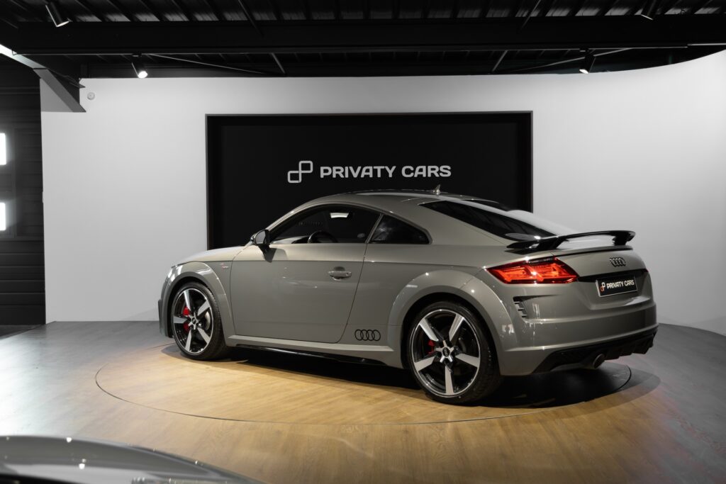 Vue arrière avec aileron sportif – AUDI – TT – 2022 – Gris Chronos – 13 900 km – 245 ch – 4 cylindres turbo – Transmission : séquentielle – Origine France – Privaty Cars – Expert des sportives d’occasion haut de gamme en Charente-Maritime