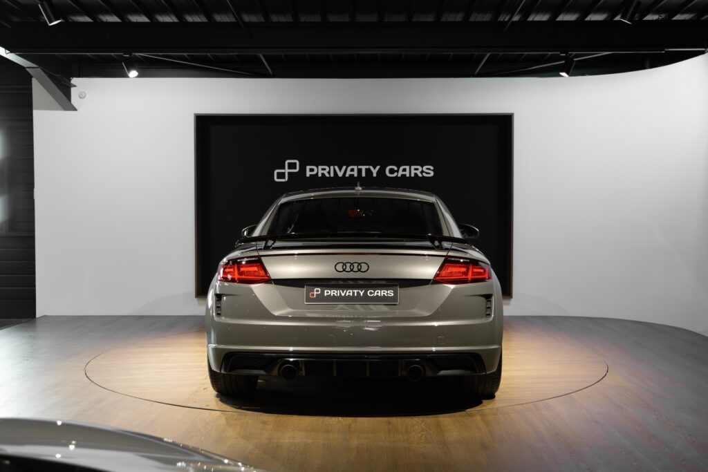 Vue arrière avec aileron sportif – AUDI – TT – 2022 – Gris Chronos – 13 900 km – 245 ch – 4 cylindres turbo – Transmission : séquentielle – Origine France – Privaty Cars – Achat et vente de supercars d’occasion dans l’Ouest de la France