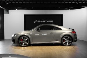 Vue latérale avec jantes sportives – AUDI – TT – 2022 – Gris Chronos – 13 900 km – 245 ch – 4 cylindres turbo – Transmission : séquentielle – Origine France – Privaty Cars – Achat et vente de véhicules AUDI d’occasion à 2 heures de Paris en TGV