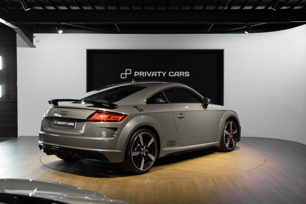Vue arrière avec aileron et diffuseur – AUDI – TT – 2022 – Gris Chronos – 13 900 km – 245 ch – 4 cylindres turbo – Transmission : séquentielle – Origine France – Privaty Cars – Spécialiste des supercars d’occasion près de Poitiers