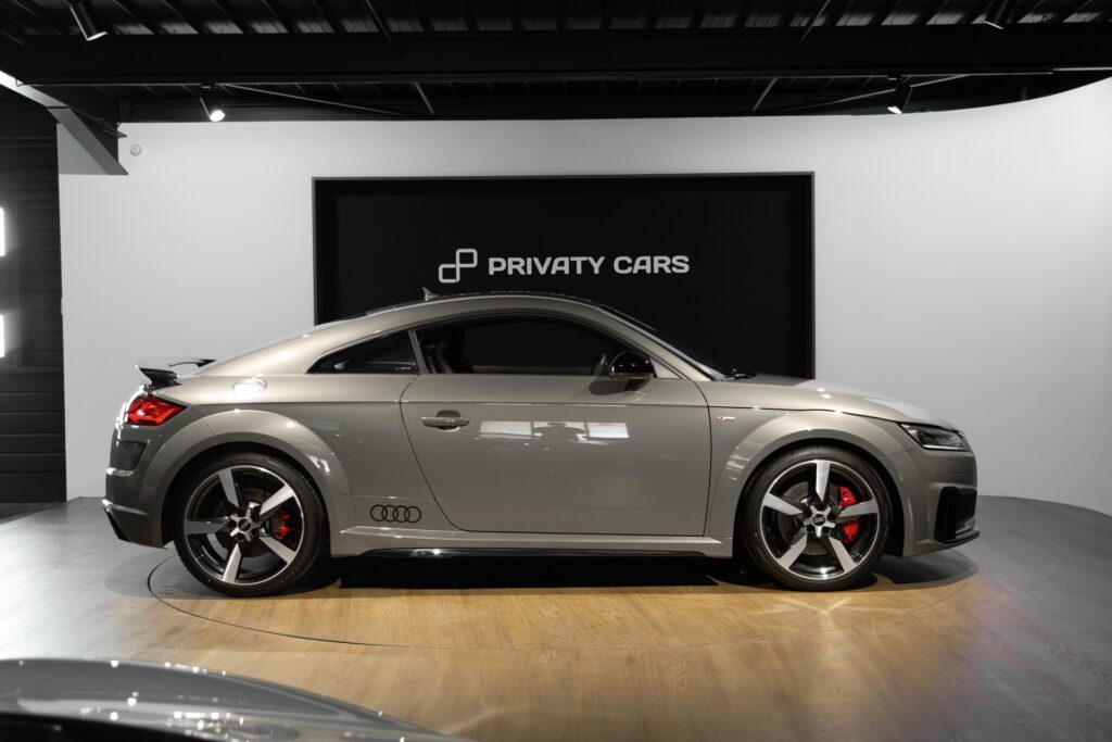 Vue latérale avec jantes sportives – AUDI – TT – 2022 – Gris Chronos – 13 900 km – 245 ch – 4 cylindres turbo – Transmission : séquentielle – Origine France – Privaty Cars – Vente de véhicules d’investissement et de collection près de Poitiers