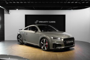 Vue latérale avec jantes sportives – AUDI – TT – 2022 – Gris Chronos – 13 900 km – 245 ch – 4 cylindres turbo – Transmission : séquentielle – Origine France – Privaty Cars – Vente de supercars d’occasion à 2 heures de Paris en TGV