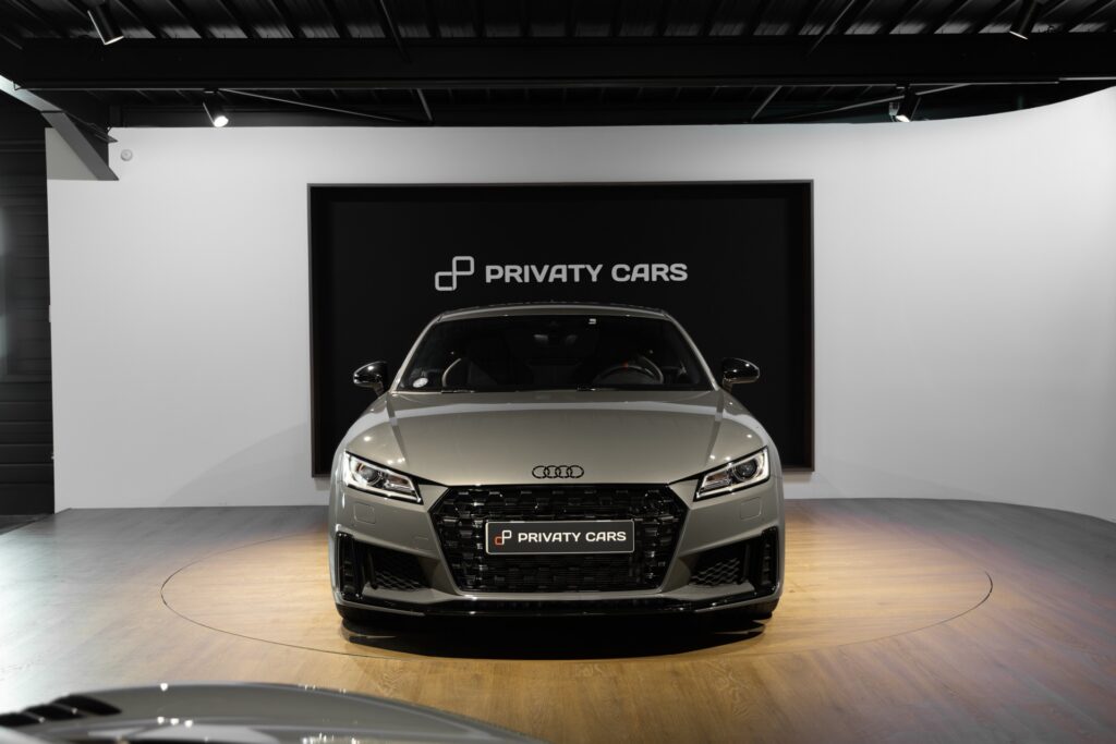Vue avant avec calandre distinctive – AUDI – TT – 2022 – Gris Chronos – 13 900 km – 245 ch – 4 cylindres turbo – Transmission : séquentielle – Origine France – Privaty Cars – Dépôt-vente de voitures de sport et véhicules d’exception proche de Bordeaux