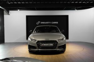 Vue avant avec calandre distinctive – AUDI – TT – 2022 – Gris Chronos – 13 900 km – 245 ch – 4 cylindres turbo – Transmission : séquentielle – Origine France – Privaty Cars – Dépôt-vente de voitures de sport et véhicules d’exception proche de Bordeaux