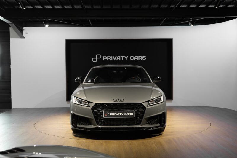 Vue avant avec calandre distinctive – AUDI – TT – 2022 – Gris Chronos – 13 900 km – 245 ch – 4 cylindres turbo – Transmission : séquentielle – Origine France – Privaty Cars – Dépôt-vente de voitures de sport et véhicules d’exception proche de Bordeaux