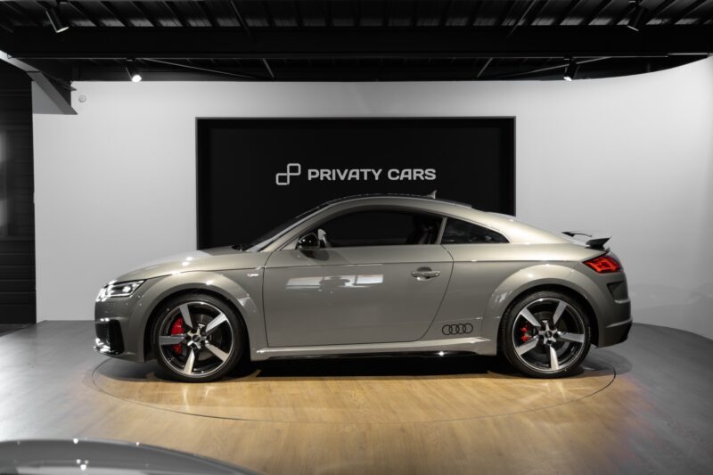Vue latérale avec jantes sportives – AUDI – TT – 2022 – Gris Chronos – 13 900 km – 245 ch – 4 cylindres turbo – Transmission : séquentielle – Origine France – Privaty Cars – Achat et vente de véhicules AUDI d’occasion à 2 heures de Paris en TGV
