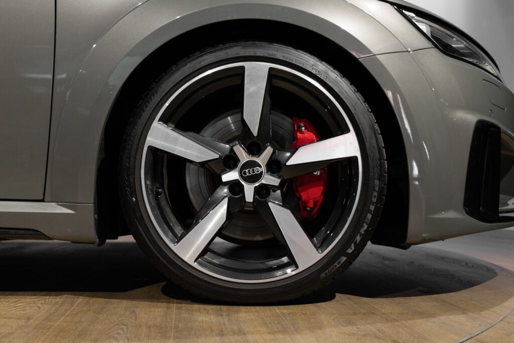 Jantes avec étriers de frein rouges – AUDI – TT – 2022 – Gris Chronos – 13 900 km – 245 ch – 4 cylindres turbo – Transmission : séquentielle – Origine France – Privaty Cars – Importation de véhicules de prestige et sportifs proche de Nantes