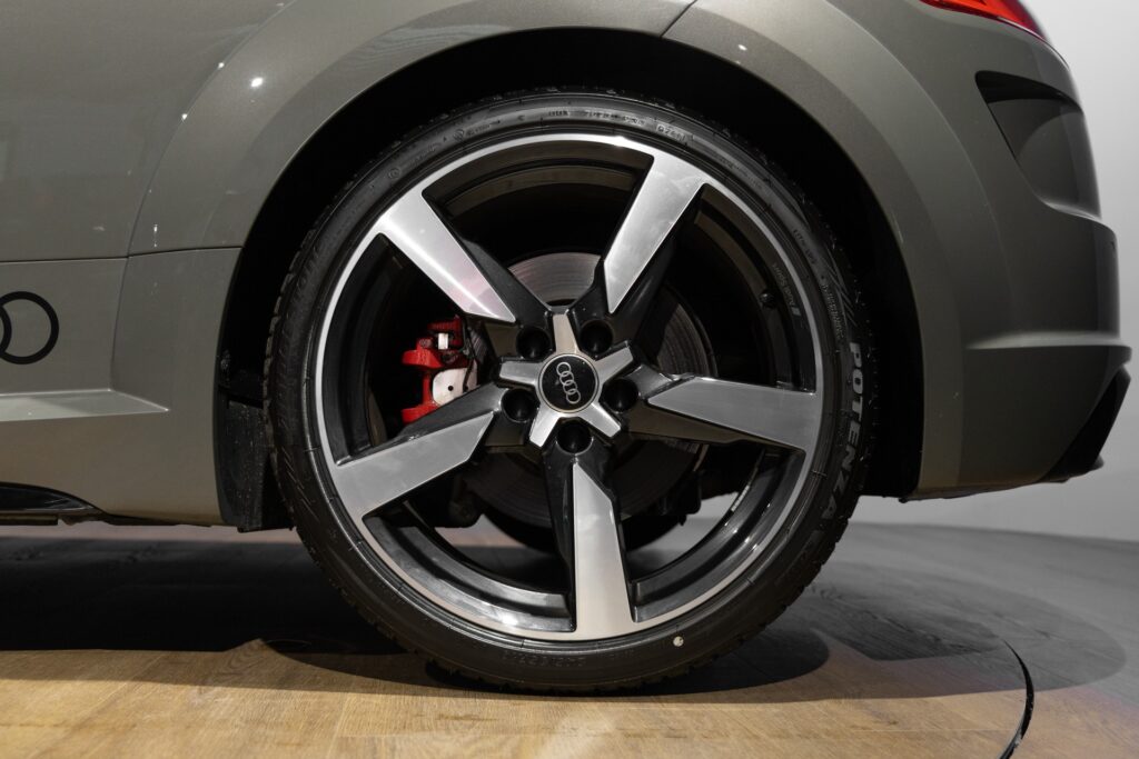 Jantes en alliage avec étriers rouges – AUDI – TT – 2022 – Gris Chronos – 13 900 km – 245 ch – 4 cylindres turbo – Transmission : séquentielle – Origine France – Privaty Cars – Spécialiste des voitures de luxe d’occasion proche de Nantes