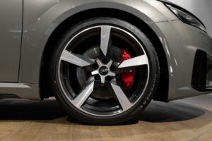 Jantes avec étriers de frein rouges – AUDI – TT – 2022 – Gris Chronos – 13 900 km – 245 ch – 4 cylindres turbo – Transmission : séquentielle – Origine France – Privaty Cars – Importation de véhicules de prestige et sportifs proche de Nantes