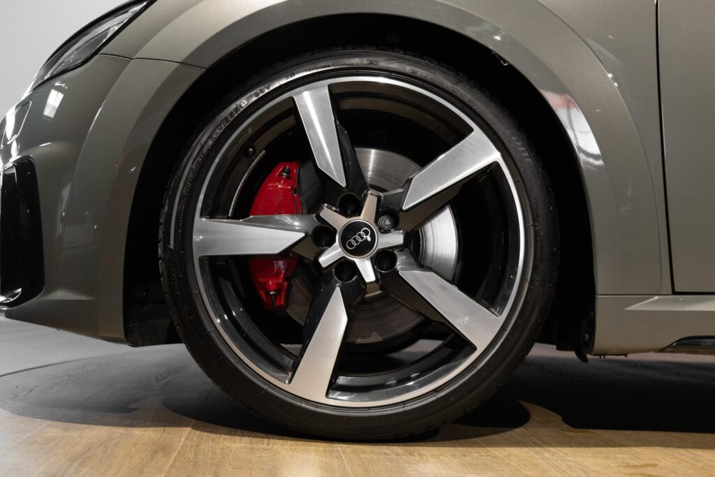 Jantes avec étriers rouges – AUDI – TT – 2022 – Gris Chronos – 13 900 km – 245 ch – 4 cylindres turbo – Transmission : séquentielle – Origine France – Privaty Cars – Mandat de vente pour automobiles de luxe près de Niort