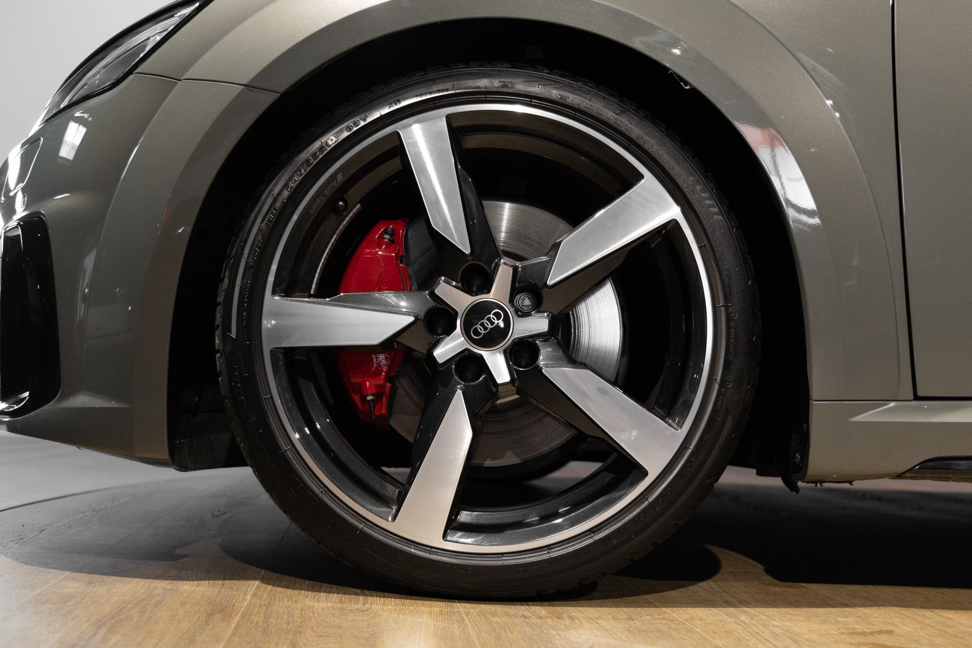 Jantes avec étriers rouges – AUDI – TT – 2022 – Gris Chronos – 13 900 km – 245 ch – 4 cylindres turbo – Transmission : séquentielle – Origine France – Privaty Cars – Mandat de vente pour automobiles de luxe près de Niort