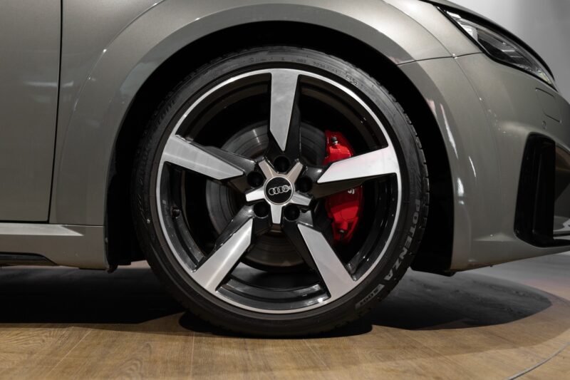 Jantes avec étriers de frein rouges – AUDI – TT – 2022 – Gris Chronos – 13 900 km – 245 ch – 4 cylindres turbo – Transmission : séquentielle – Origine France – Privaty Cars – Importation de véhicules de prestige et sportifs proche de Nantes